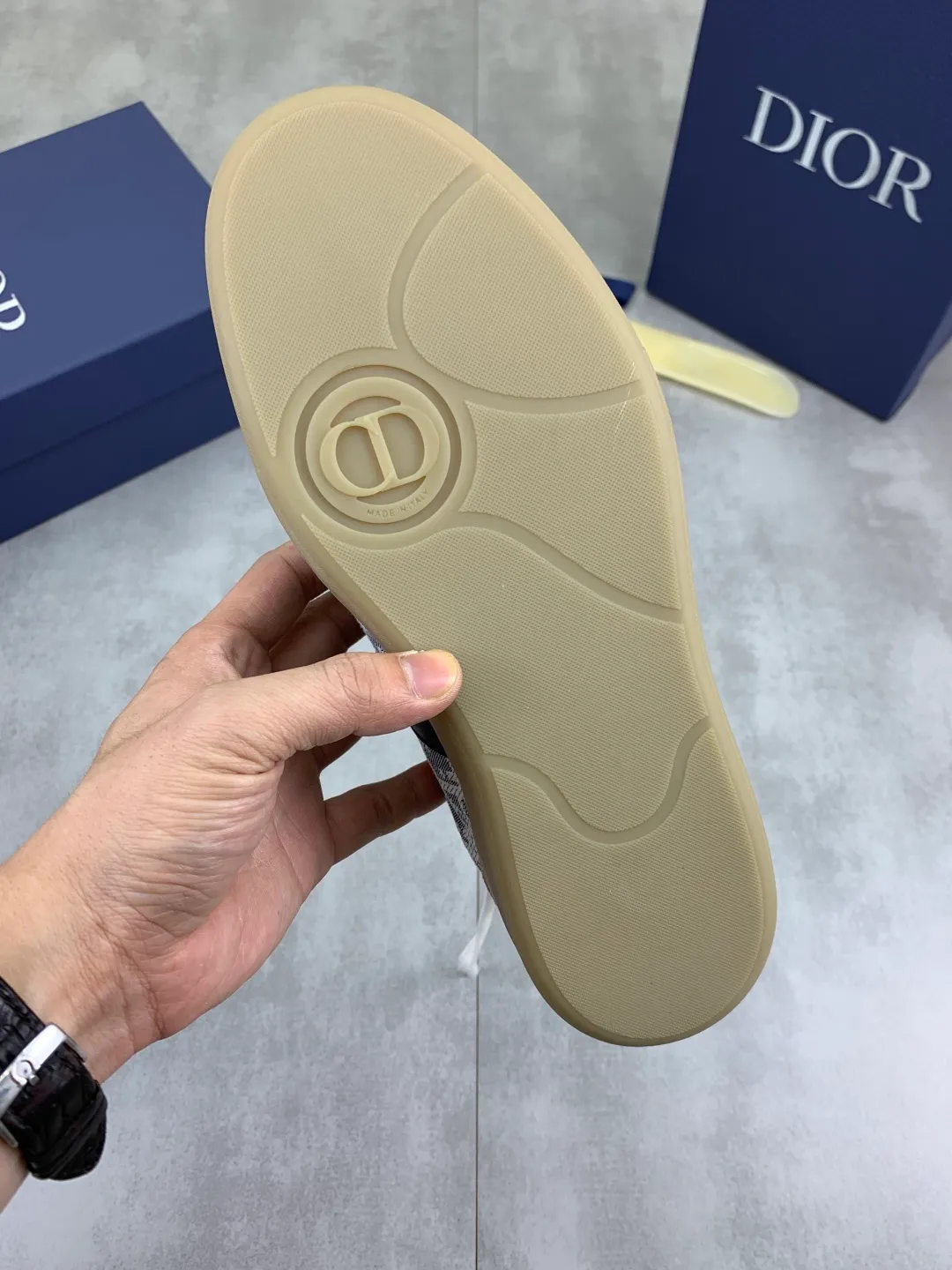 Men's shoes 💰P360 New Dior B01 moral training shoes, white first-layer cowhide, original molded outsole. New to the fall collection, this sneaker marks the return of a Dior classic, reinterpreted in a stylish and elegant silhouette. Crafted from white smooth first-grain cowhide with a tonal silk sheepskin lining, it features the Dior logo on the tongue and inner sides, and a CD icon on the heel. Paired with Tpu anti-slip soles of the same color, it can be matched with various styles to create a sophisticated look.  Code number: 38-44